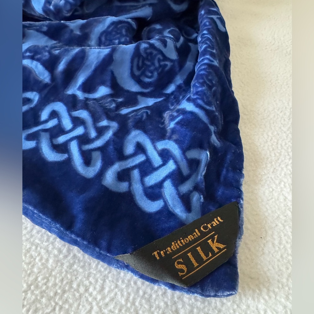 Traditional Craft Silk blend Burnout Velvet Celtic Knot Triskele Scarf Irish - Picture 2 of 5